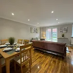 Thursday House, Sleeps 11, 5 Bedrooms, Contractors, Free Parking