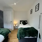 Thursday House, Sleeps 11, 5 Bedrooms, Contractors, Free Parking