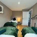 Thursday House, Sleeps 11, 5 Bedrooms, Contractors, Free Parking