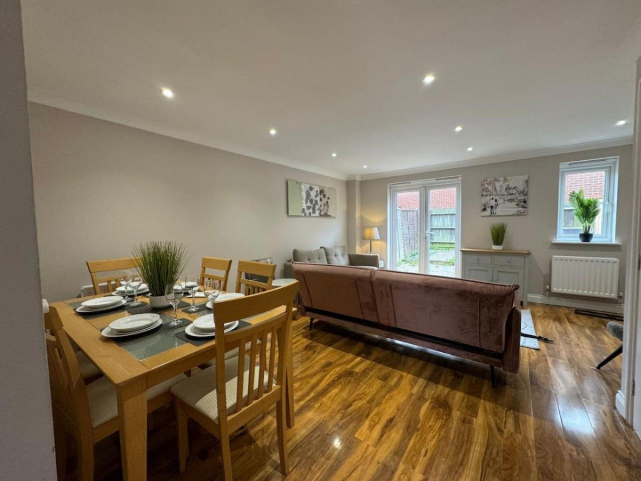 Holiday home Thursday House, Sleeps 11, 5 Bedrooms, Contractors, Free Parking *
