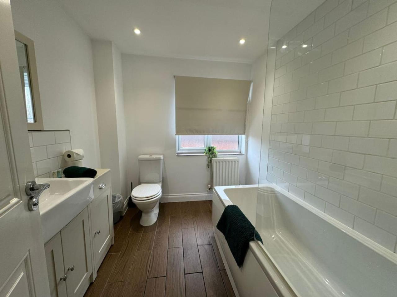 Thursday House, Sleeps 11, 5 Bedrooms, Contractors, Free Parking Holiday home *