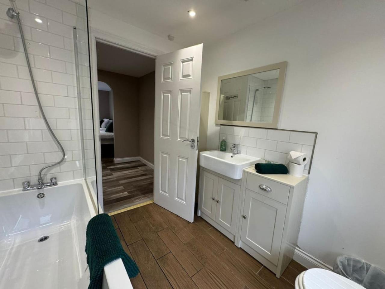 Holiday home Thursday House, Sleeps 11, 5 Bedrooms, Contractors, Free Parking *