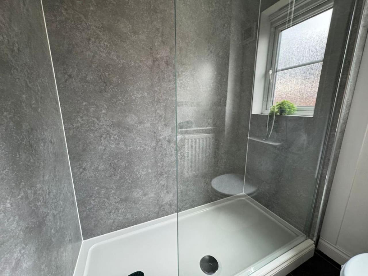 Thursday House, Sleeps 11, 5 Bedrooms, Contractors, Free Parking *