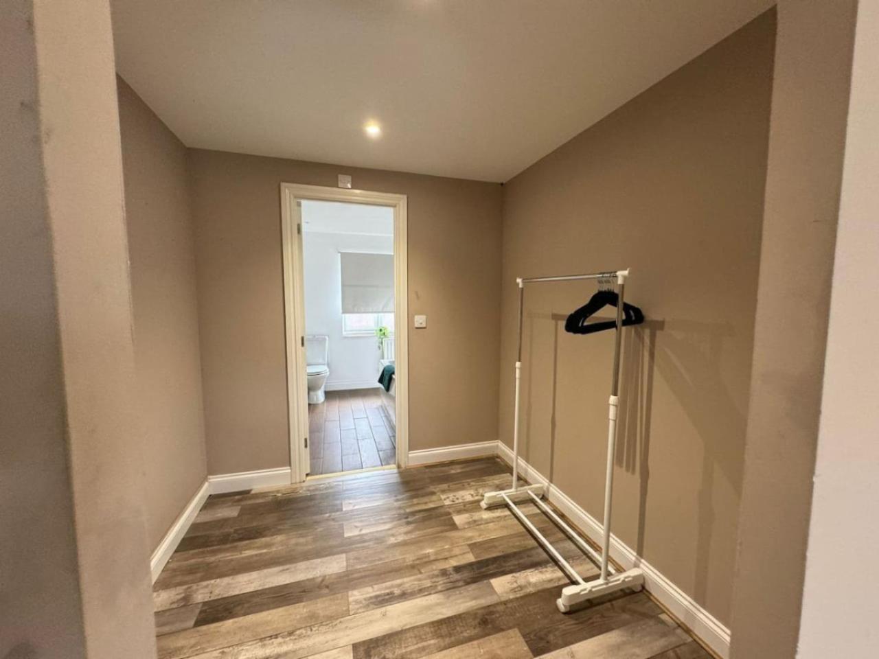 Thursday House, Sleeps 11, 5 Bedrooms, Contractors, Free Parking Swindon
