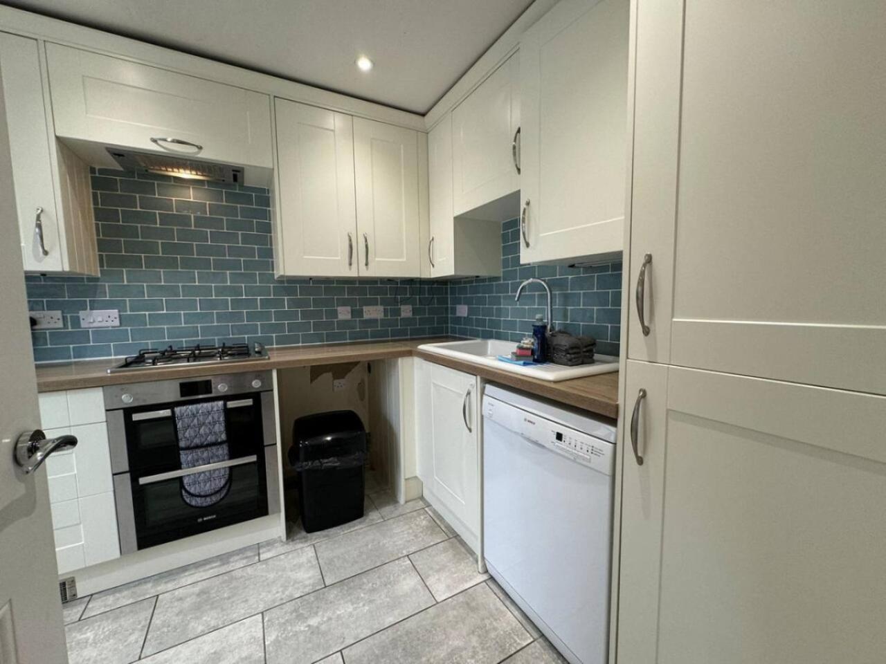 Thursday House, Sleeps 11, 5 Bedrooms, Contractors, Free Parking Holiday home *