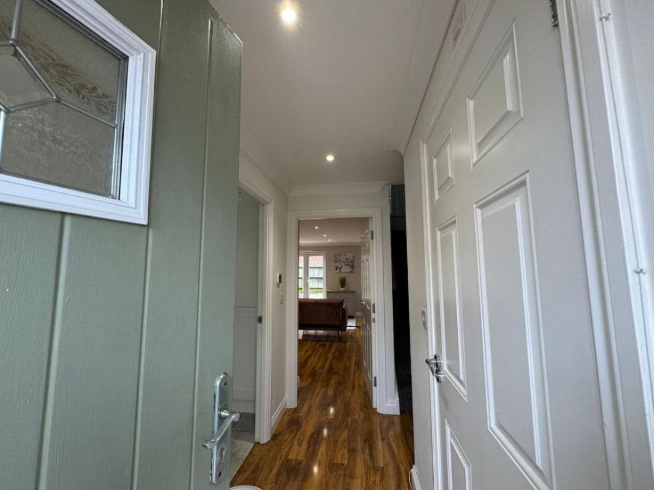 Thursday House, Sleeps 11, 5 Bedrooms, Contractors, Free Parking Holiday home Swindon