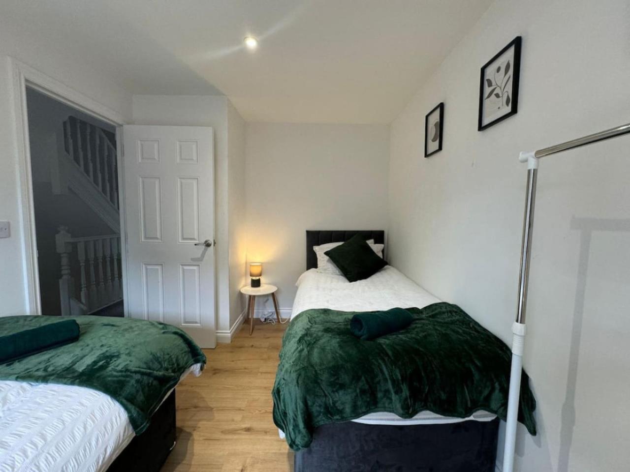 Thursday House, Sleeps 11, 5 Bedrooms, Contractors, Free Parking Swindon