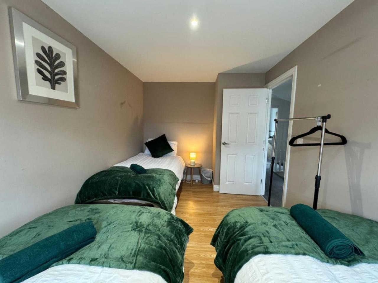 Thursday House, Sleeps 11, 5 Bedrooms, Contractors, Free Parking * Swindon