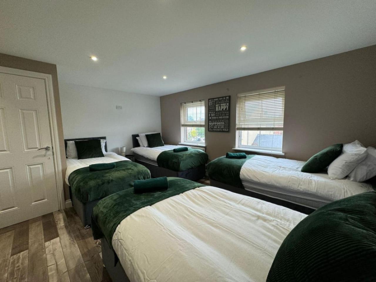 Thursday House, Sleeps 11, 5 Bedrooms, Contractors, Free Parking Holiday home