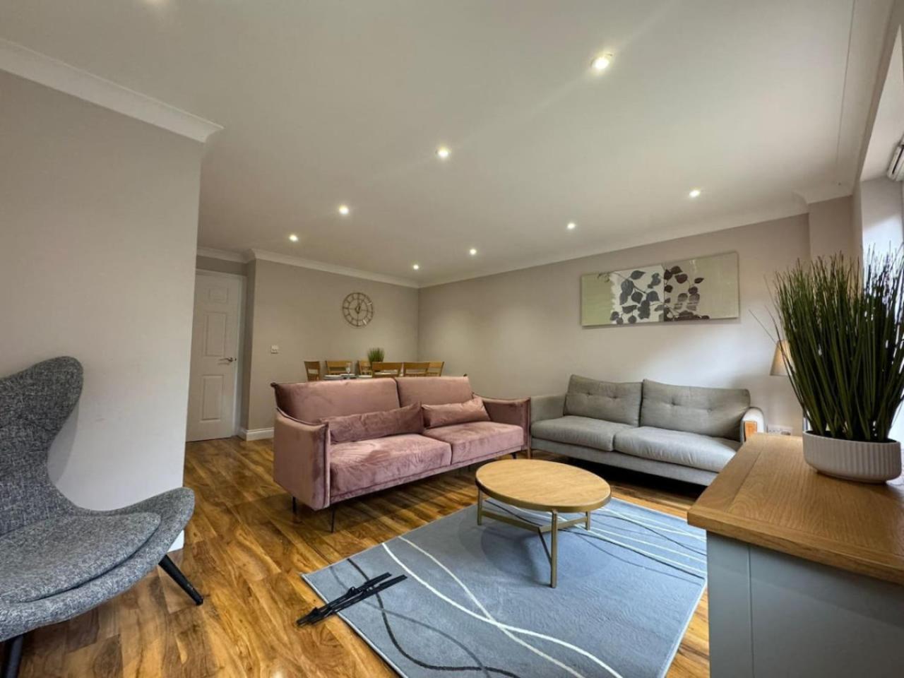 Thursday House, Sleeps 11, 5 Bedrooms, Contractors, Free Parking Holiday home *