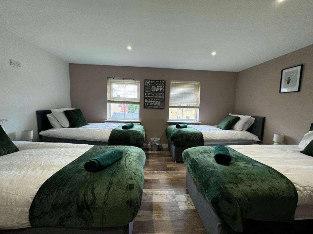 Thursday House, Sleeps 11, 5 Bedrooms, Contractors, Free Parking