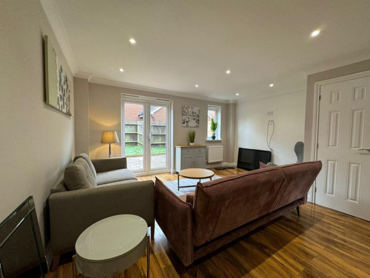 Thursday House, Sleeps 11, 5 Bedrooms, Contractors, Free Parking Holiday home *