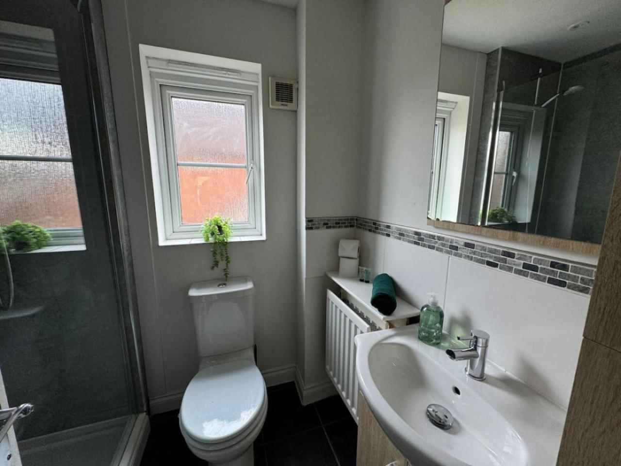 Thursday House, Sleeps 11, 5 Bedrooms, Contractors, Free Parking * Swindon
